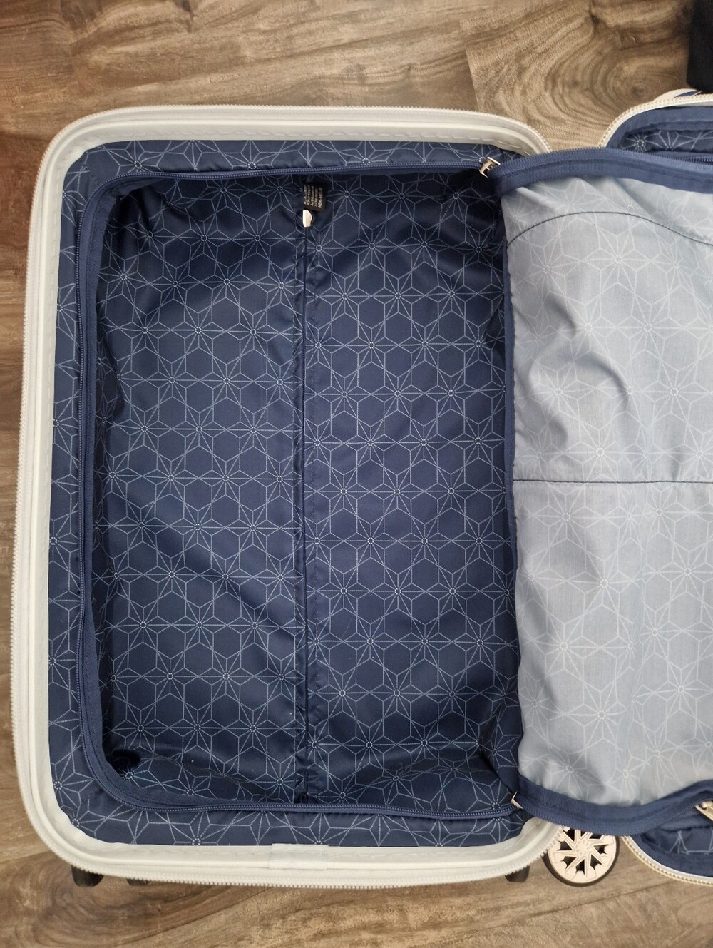 Asia Luggage Carry On Suitcase - Picture 9 of 12